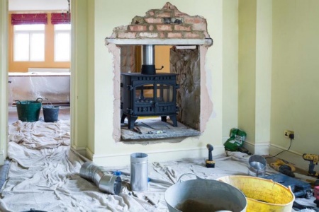 R&eacute;nover un po&ecirc;le &agrave; bois ancien &agrave; Poissy redonne toute son efficacit&eacute; &agrave; un chauffage existant